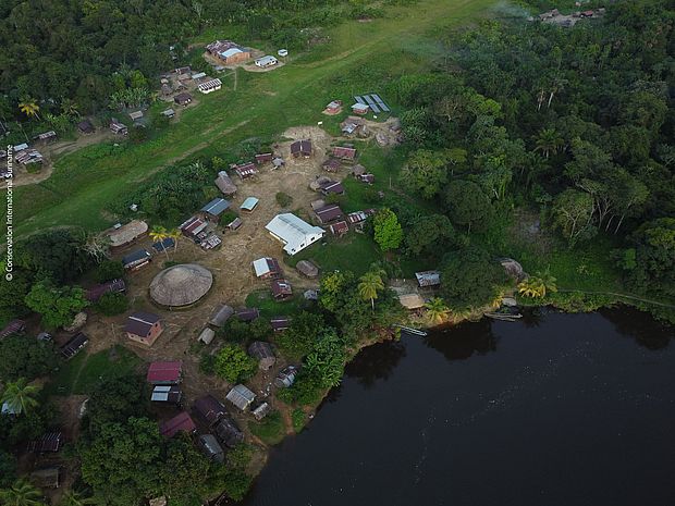 Das Torf Tepu liegt an einem Fluss. Die Menschen, die dort wohnen, sind vom Goldabbau besonders betroffen.